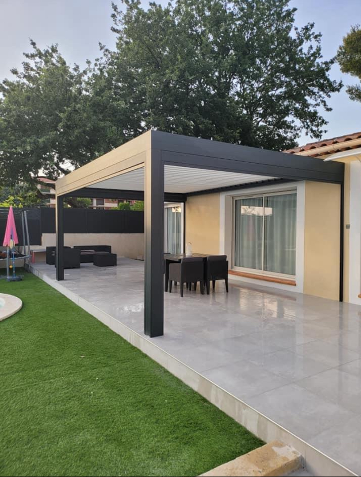 Conception et pose de pergola bioclimatique design et durable